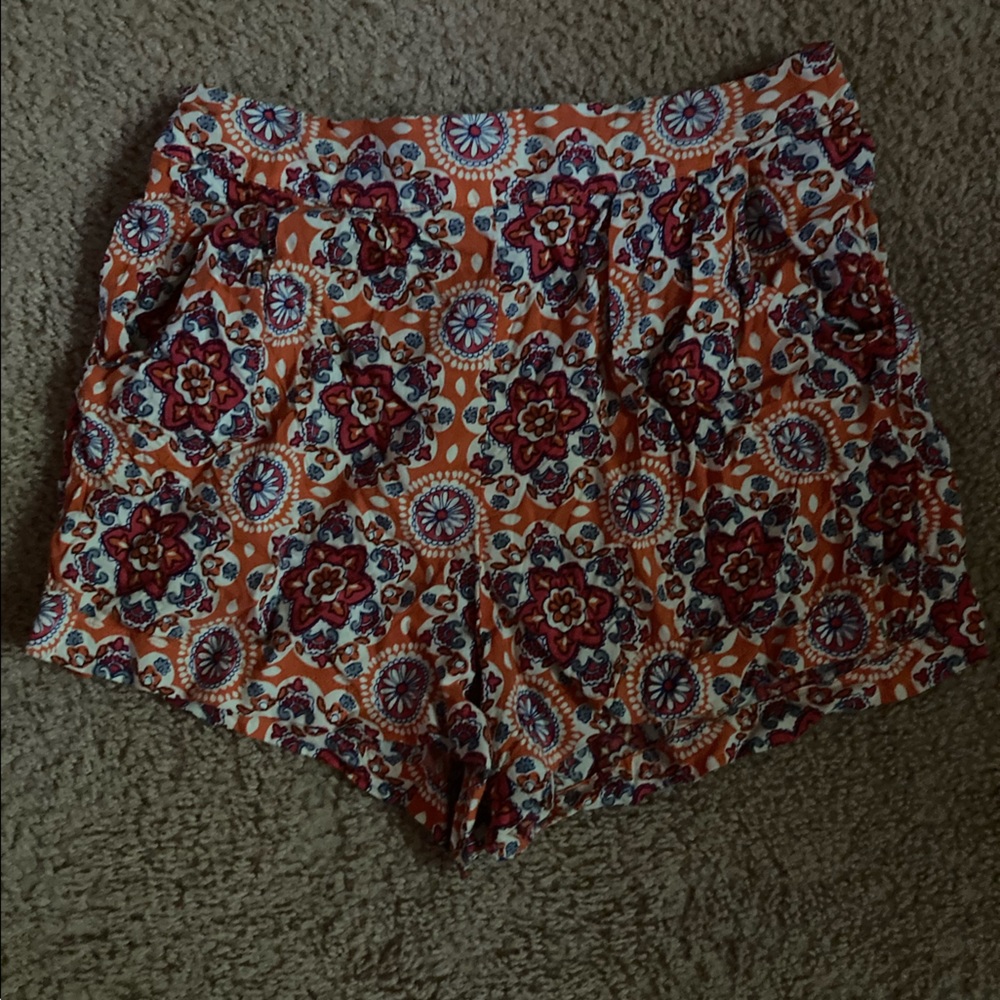 Cute floral shorts with POCKETS!